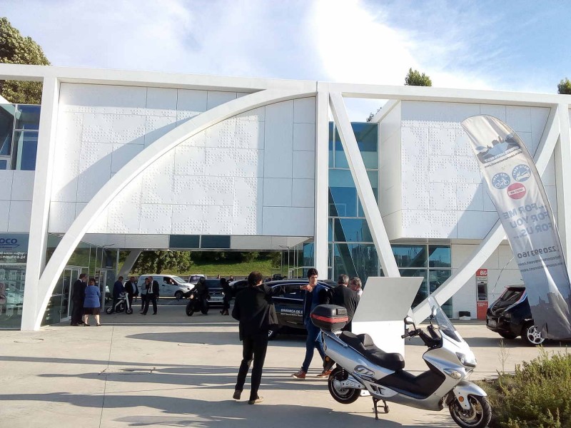 VE Marina Gaia.jpg (144.07 KiB) Visto 10576 vezes bastantes 4 rodas... até Tesla. 2 rodas só vi 2